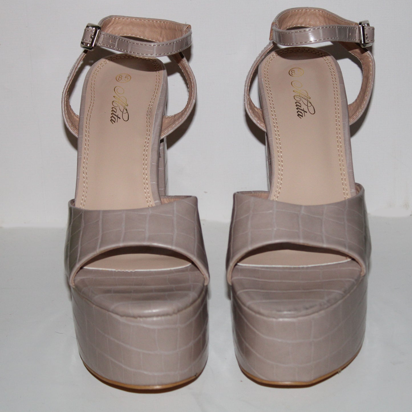 Mata Shoes London-2 Chunky Heeled Pumps EUC (Nude Croc Embossed, 8.5)