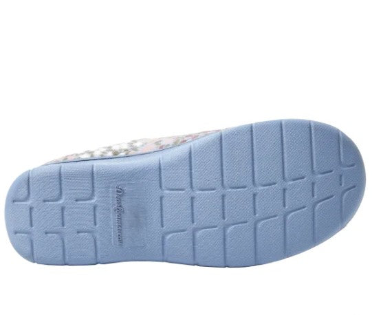 Dearfoams Women's Size Medium (7/8) Indoor/Outdoor Slippers, Blue Floral