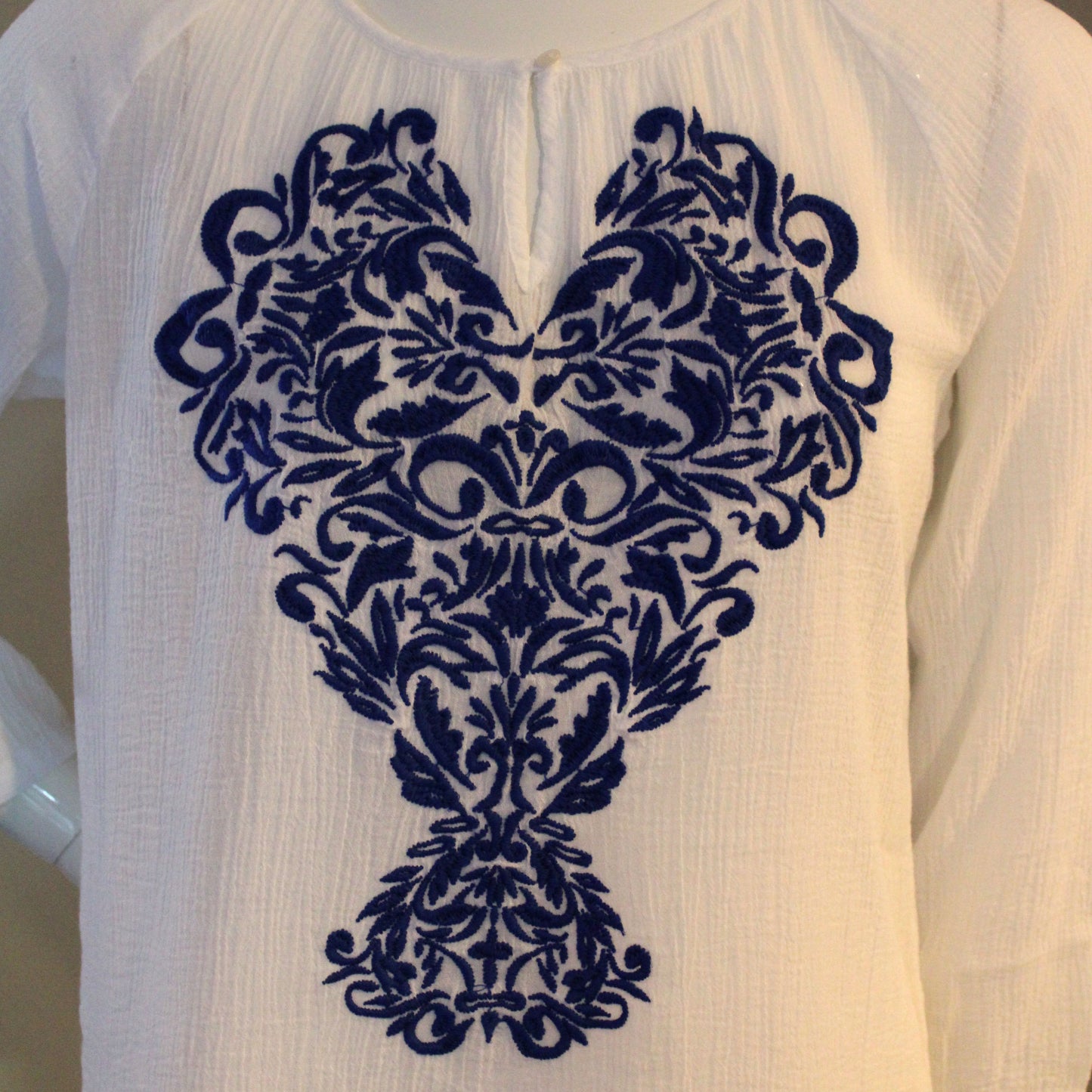 Lands End Women's Size 2 Petite White Gauze Blue Embroidery 3/4 Sleeve Top